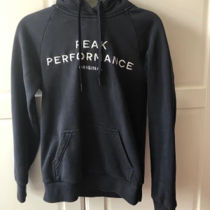Marinblå peak hoodie  - Bra skick men för liten för mig tyvärr. Den är lite urtvättad så skulle säga att den är lite mindre än en XS. Frakt ingår i priset🤩