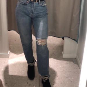 Trendiga jeans - Snygga trendiga slitna jeans på ena benet, tyvärr är de för små för mig nu och därför säljer jag dem 