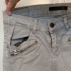 Gröna byxor  - Gröna byxor. Köparen står för frakt.