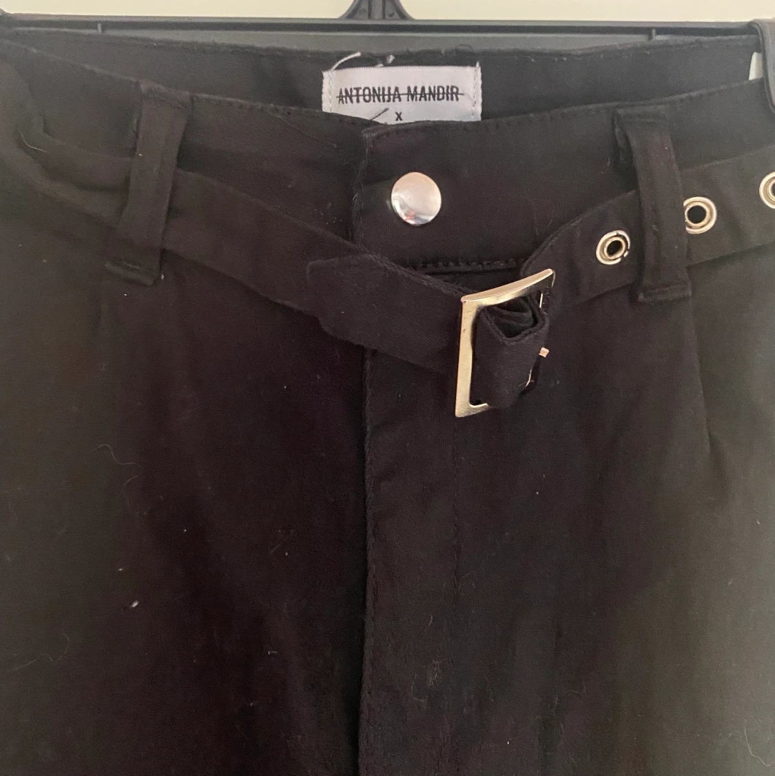 Svarta cargobyxor med silvriga detaljer - 91