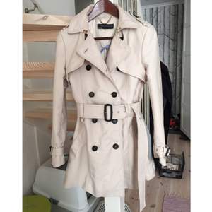 Zara trench coat inköpt i somras för 1199kr. Använd Max fem gånger och säljer den just därför. Funkar till höst och vår då den håller värmen bra! Men även till sena sommar kvällar! 

Kan mötas upp i Uppsala eller posta vid överenskommelse av fraktkostnaden. 