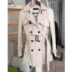  - Zara trench coat inköpt i somras för 1199kr. Använd Max fem gånger och säljer den just därför. Funkar till höst och vår då den håller värmen bra! Men även till sena sommar kvällar! 

Kan mötas upp i Uppsala eller posta vid överenskommelse av fraktkostnaden. 