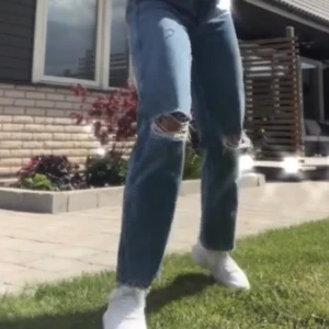 MomJeans - Nästan helt oanvända jeans. Super bra kvalité. Lite stora för mig i midjan, annars sitter de bra (har storlek S). Tycker byxorna är sviiiin snygga men tror någon annan passar bättre i dom än mig:( skriv om ni har frågor💗💗  400eller högsta bud