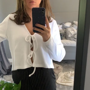 knytblus - säljer denna efterfrågade helt nya knytblusen i stl s, köparen står för frakt