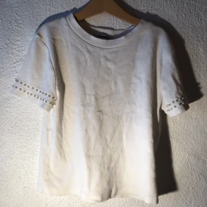 Zara t-shirt - en ribbad cropped tröja med pärlor i ärmen, sitter lite löst vid nederdelen:D