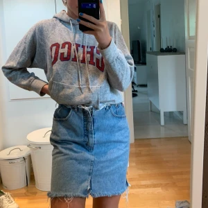 Supersnygg jeanskjol  - Väldigt snygg jeanskjol med lite slitningar nertill! I bra skick