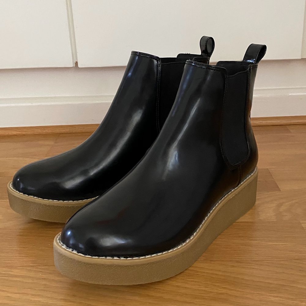 Superfina vattentäta skor från Monki! Är mycket tåliga för regn och dessutom stiliga. Helt oanvända (säljer då de är i fel storlek). Bara att höra av sig vid frågor och funderingar ❤️. Skor.