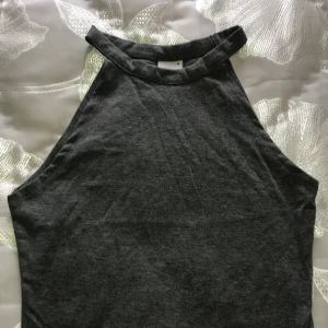 Topp - En topp från Gina Tricot. Knappt använd. Frakt ingår! 