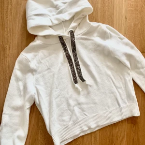 Huvtröja från ZARA - Jättefin huvtröja från Zara! Lite kort i modellen, nästa lite croppad. Köparen står för frakten. 