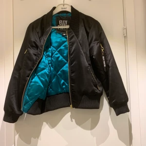 Jacka - Bomberjacka från Elly pistol i storlek M, endast testad
