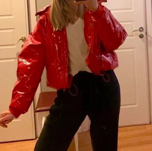 Röd lackjacka - skit snygg röd lackad jacka som är köpt på secondhand men som jag ej får användning för :( köparen står för frakten🦋✨