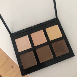 Anastasia - En Anastasia Cream Contour palette i färgen light. Använd 2 gånger men formulan passade inte mig, därav priset. ❗️Endast använd med nytvättade penslar❗️Nypris på kicks är 545kr. 📦 Köparen står för frakt!