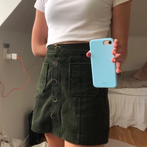 Kjol ifrån zara - Grön Manchesterkjol ifrån zara! Tycker det är jättefin men den har aldrig kommit till användning. 110kr plus frakt, priset går att pruta! 