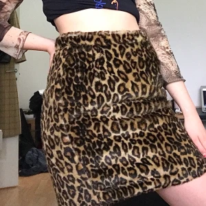 Cool kjol i ”leopardpäls” - OBS inte riktig päls!!! Cool kjol med luddigt leopardmönstrat material 🐆 köpt på second hand, passar ungefär en storlek 38.