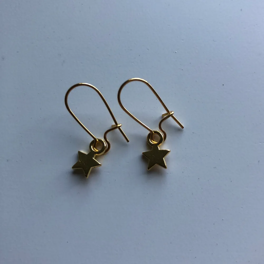 Säljer dessa örhängen i guld med stjärnor för bara 35kr⭐️⭐️. Accessoarer.