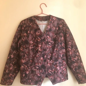 Tunn Jacka  - Tunn jacka köpt på Beyond Retro i Gbg. Storlek 36/38