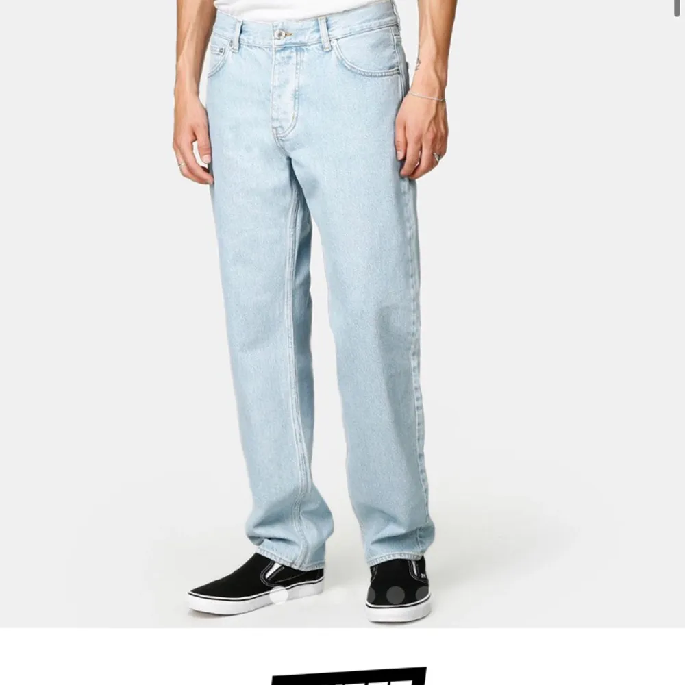 Säljer dessa pga för stora för mig, utmärkt skick, kostar 599kr på hemsidan! Kom med bud!. Jeans & Byxor.