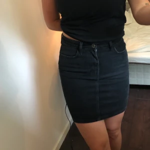 Jeanskjol från UO  - Svart jeanskjol köpt på Urban Outfitters. Kjolen är tajt och jag skulle vilja säga att det är mer än XS än S. Aldrig använd! Köparen står för frakten 🦋