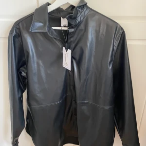 Snygg läderskjorta helt oanvänd - Säljer denna fina läderskjortan / skinnskjortan från VCP i storlek S, köptes för 699 kr men jag säljer den för 265 ink frakt