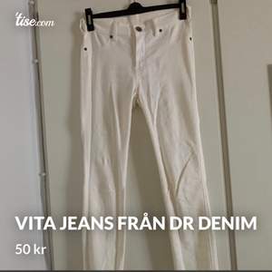 Vita jeans från Dr Denim. Tror modellen heter plenty. Tighta hela vägen och mycket stretch, medelhög midja. Storlek S