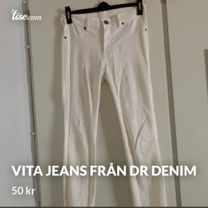 Dr Denim vita jeans - Vita jeans från Dr Denim. Tror modellen heter plenty. Tighta hela vägen och mycket stretch, medelhög midja. Storlek S
