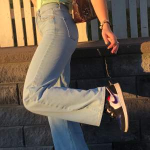 Pastellgrön ”stickad” tröja, jeans från junkyard i storlek 26, skor Nike Jordan 