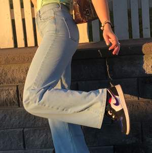 Pastellgrön ”stickad” tröja, jeans från junkyard i storlek 26, skor Nike Jordan 