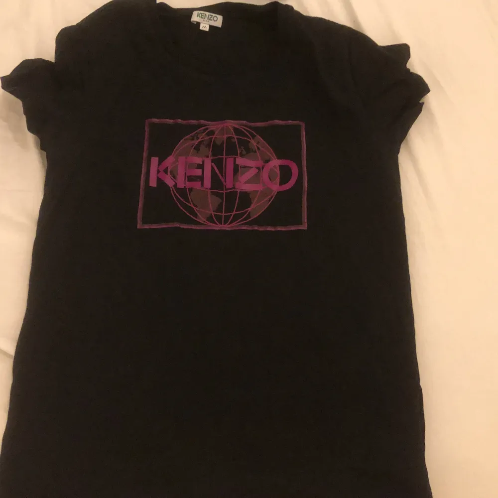 Ett äkta kenzo tröja med lila tryck. T-shirts.