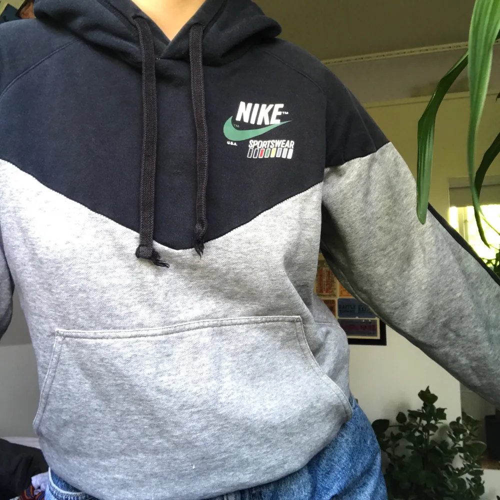 Jättefin Nike hoodie köpt på secondhand, säljs då den inte riktigt kommer till användning❤️. Hoodies.