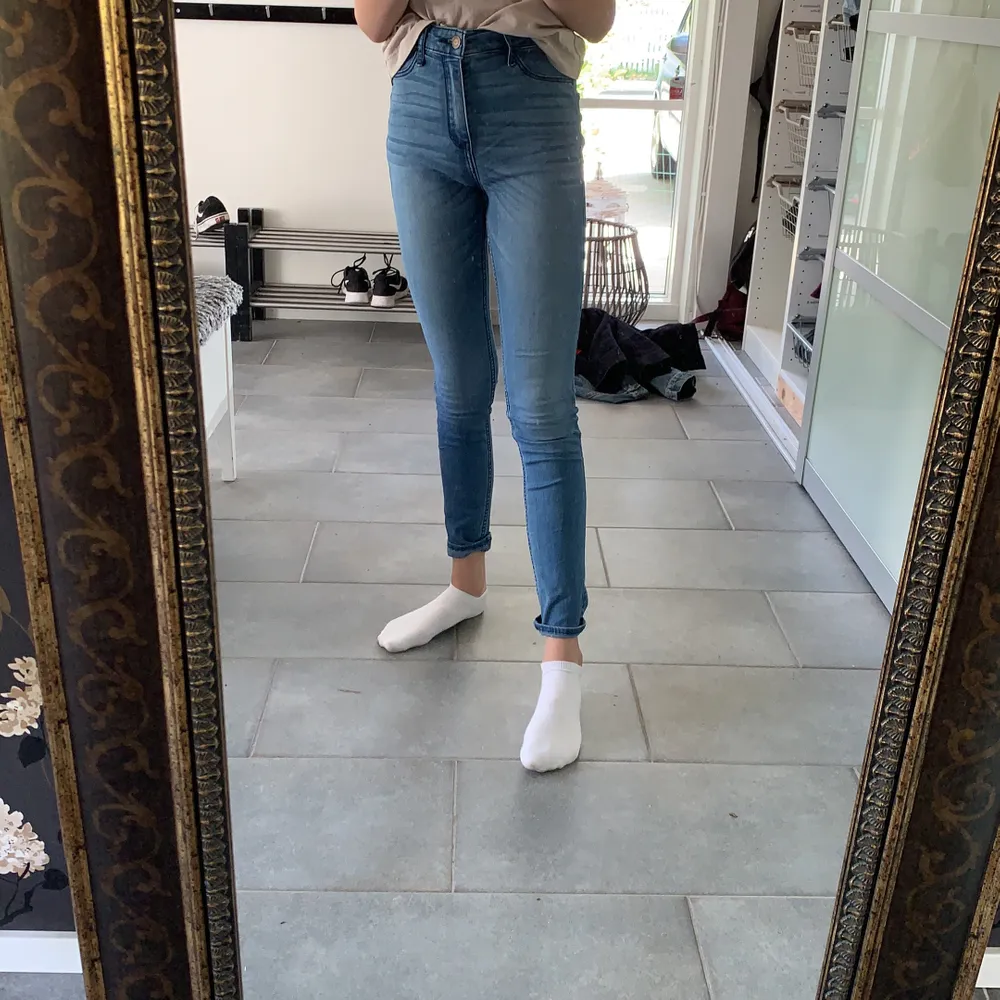 Tajta blåa jeans, ganska använda . Jeans & Byxor.