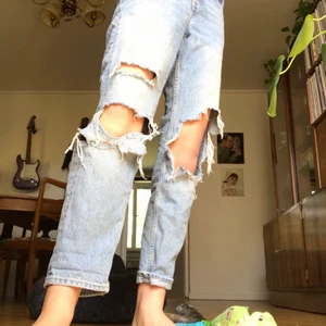 Boyfriend low waist❤️ - Ett par Boyfriend low waist från H&M❤️ använda ett par få gånger, och säljer då det inte riktigt är min stil. 150kr frakt ingår i priset🥰❤️ sitter ungefär såhär på en som är 170cm lång