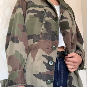 militärjacka NA-KD  - Militärjacka från NA-KD som aldrig använts. Lite oversized och fräcka detaljer som gör den unik. Super bra skick! 