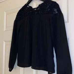 Svart blus - En jätte fin svart blus, säljs för att den är för liten