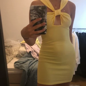 Gul söt miniklänning strl s - Aldrig använd, säljer då den inte riktigt är min stil. Frakt tillkommer