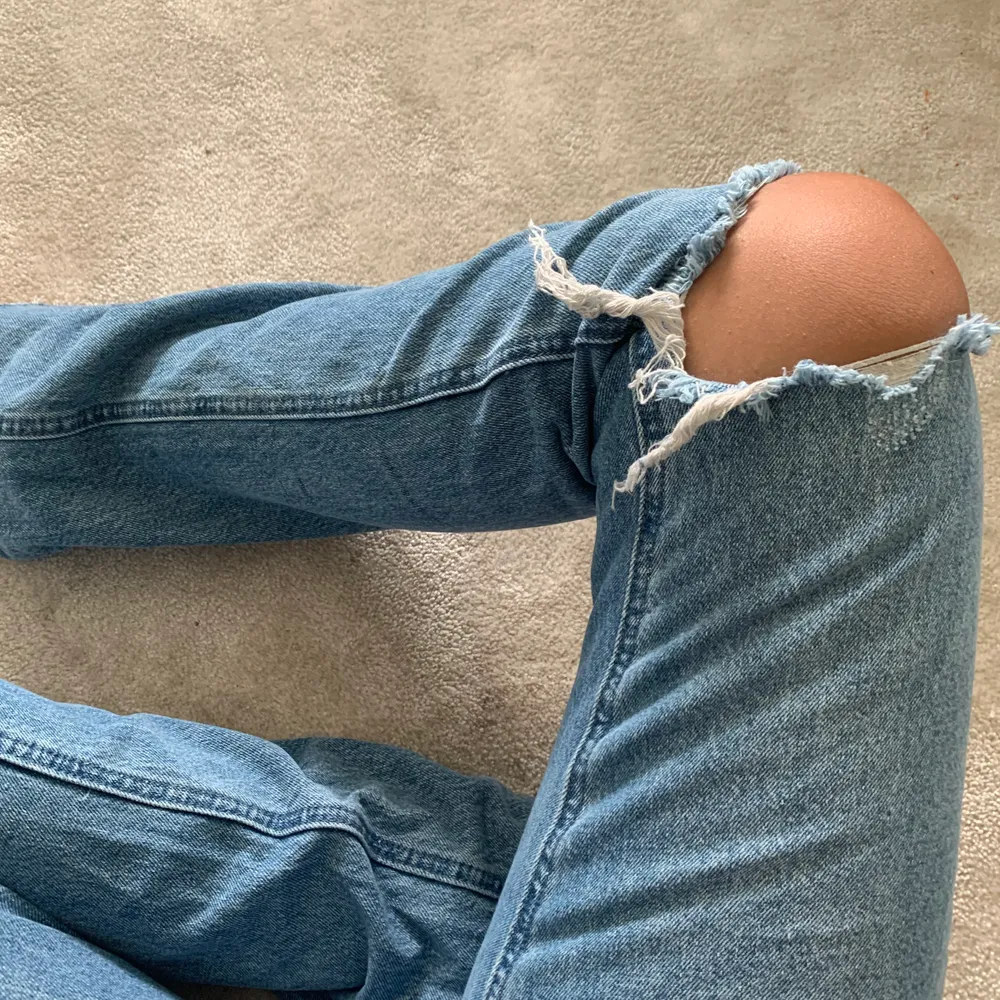 Helt nya jeans från missguided, slutsålda på hemsidan och prislapp kvar! De har tyvärr inte kommit till användning än. . Jeans & Byxor.