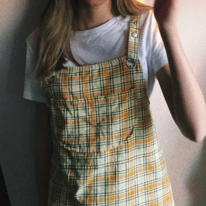 hängselklänning  - huuur fin är inte denna??? säljer då den börjar bli liiite tight, den är i strl xs men funkar även för mig som är s! jättefint skick🧚🏼‍♀️ kan mötas upp i sthlm eller frakta