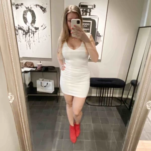  - Jättesnygg fodralklänning i vitt med djup urringning!   Skick: Använd, har någon noppa men inget man tänker på!   Kan skickas för 42 kr 💌