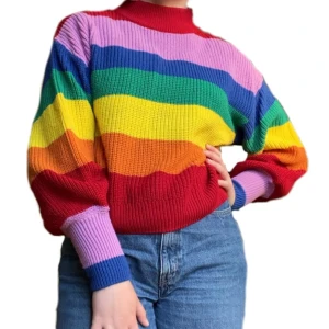 Skitsnygg stickad tröja! - Jättegullig och populär stickad tröja från Monki. Använd ca 2 ggr, så bra skick!!! Ballongerna och lite högre i halsen (se bilder). 170 kr + frakt!