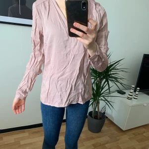 Rosa blus från Vila - Rosa blus från Vila, storlek S (36). Aldrig använd, skrynklig på på bilden😅  fin till sommaren!