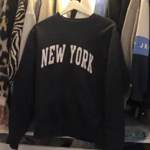 Intressekoll på denna sweatshirt från brandy Melville. Köpt i usa. Inte använd alls många gånger. Bra skick. Budaaa!!! Säljer endast vid bra bud 