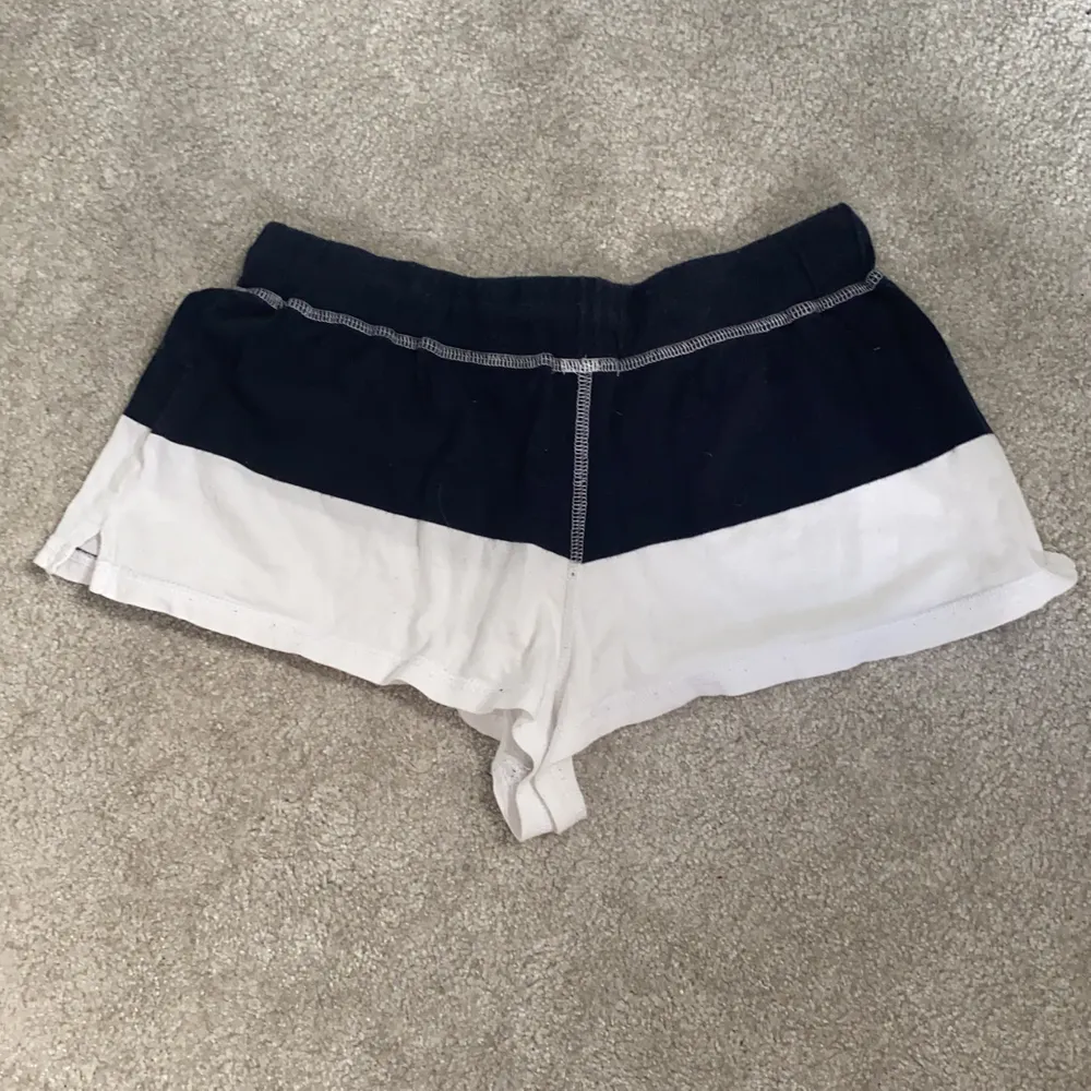 Ett par Svea shorts i marinblå & vit. Storlek S☺️. Shorts.
