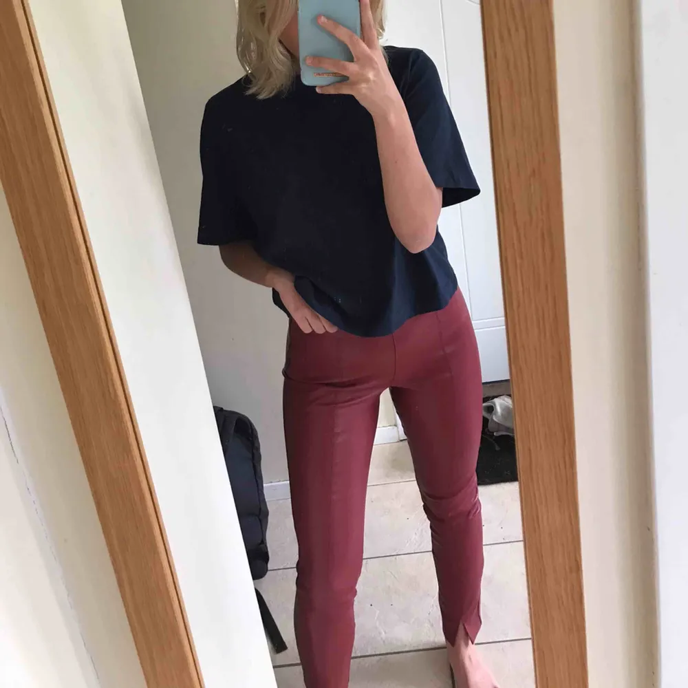 Röda skinnjackor från zara med en snygg slits! Ni står för frakten . Jeans & Byxor.