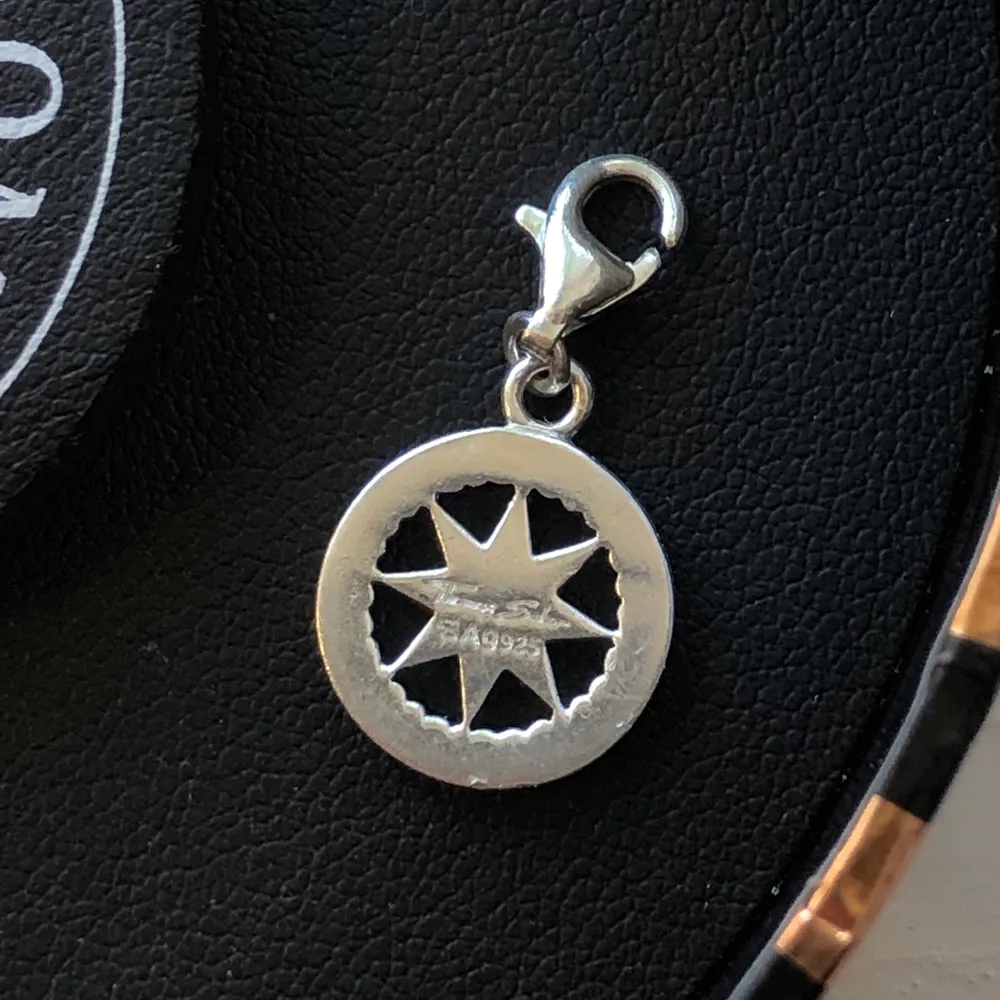 Thomas Sabo berlock i form av en kompass, tillverkad i 925 sterlingsilver och har vita zirkoniastenar. Tyvärr har den turkosa stenen i mitten lossnat. Inköpspris: 399, mitt pris: 200kr. Jag bjuder på frakten💖. Accessoarer.