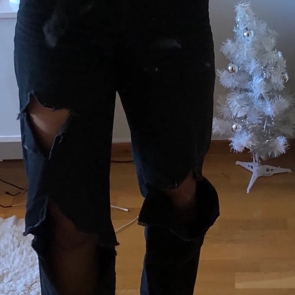 Skitcoola svarta byxor som sitter så bra. Jag är 174 och dom är bra i längden på mig.. Jeans & Byxor.