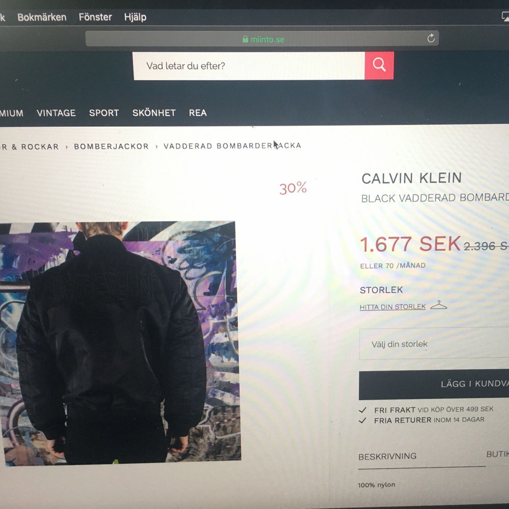 Calvin Klein Bomberjacket, storlek S, använd fåtal gånger (bra skick). Säljer pga passar inte riktigt mig. 500kr . Jackor.