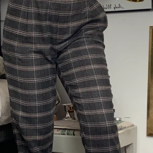 Supersköna rutiga byxor - Dessa byxor köpte jag på någon affär i Italien och är insydda i midjan då jag tyckte de var för lösa! Passar fortfarande bra men är helt enkelt inte använda nog för att ha kvar de i min garderob! Supermjukt tyg nästan som pyjamasbyxor🌻