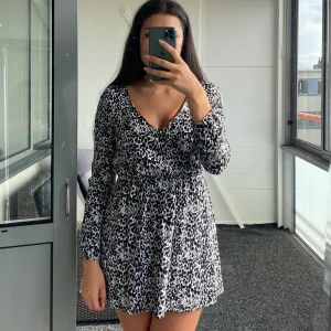 Klänning A&F - Svartvit mönstrad klänning från Abercrombie & Fitch, använd ett få tal gånger. Köparen står för ev fraktkostnad