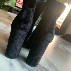 boots - Superfina sammet boots från justfab. enbart prövade aldrig använda, säljer då stl var för liten för mig. 