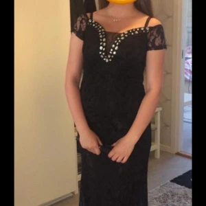 svart klänning - haft den 2 år använt en gång den är helt ny 