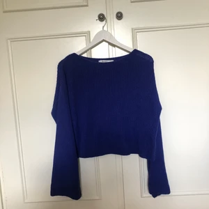 Blå Stickad tröja - Blå stickad tröja från NA-KD. Lika Dan som den rosa jag säljer! Endast använd 2 gånger. Säljs för kommer ej till användning nypris 349kr💙 ❌köparen står för frakt❌